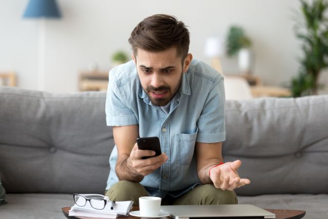 Dlaczego telefon sam się resetuje?