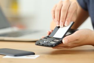 Co zrobić gdy telefon sam się wyłącza i włącza?
