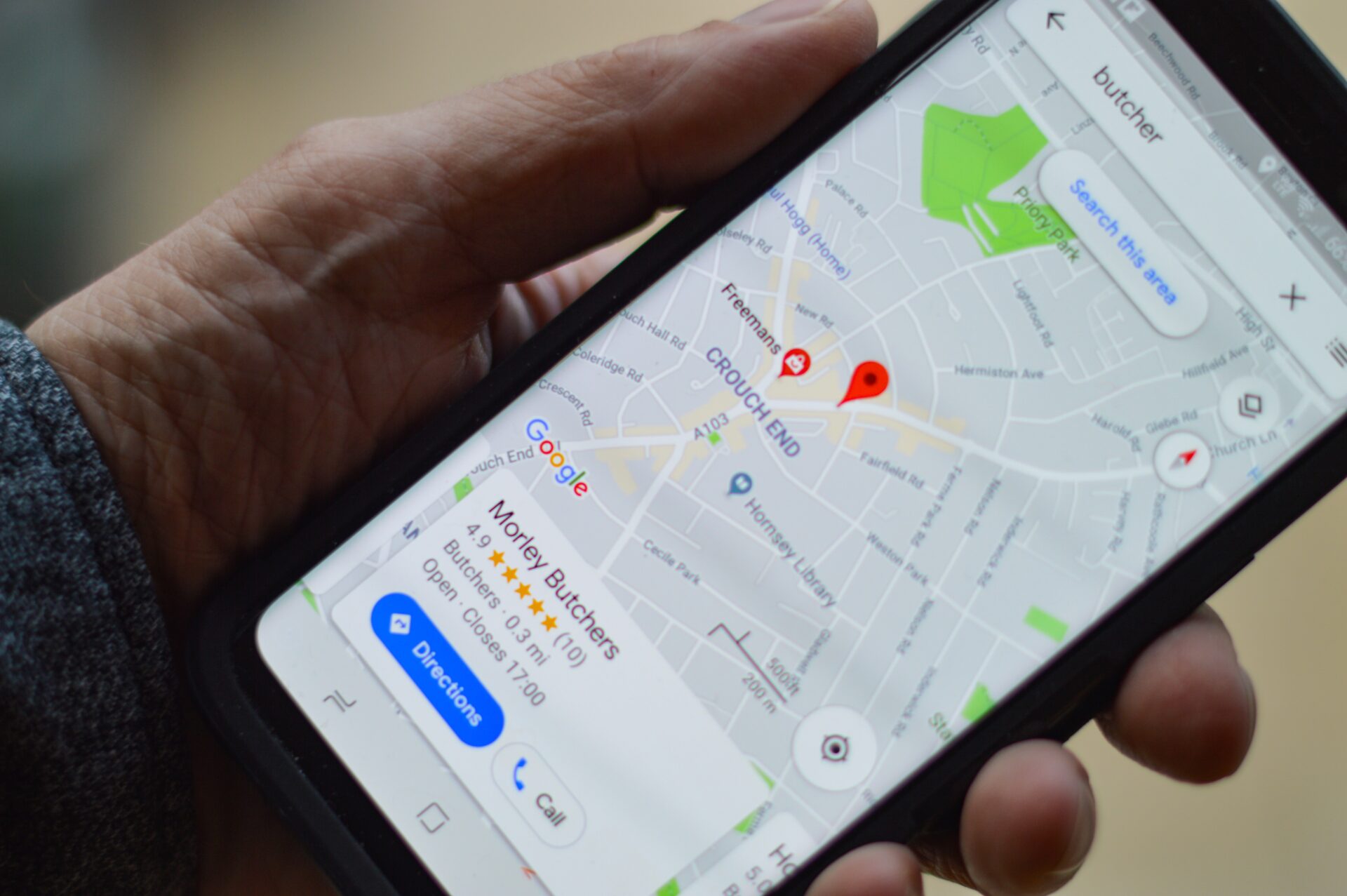 Czy operator sieci komórkowej może namierzyć telefon?