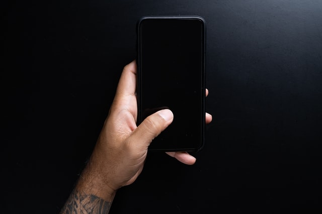 Jak odblokować telefon z czarnym ekranem?