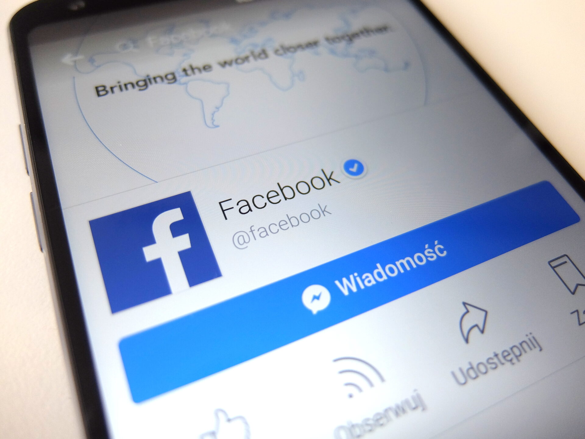 Czy Facebook współpracuje z policją?