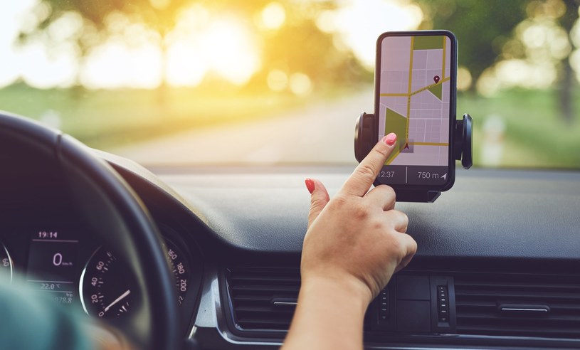 Czy w czasie jazdy można korzystać z nawigacji w telefonie?