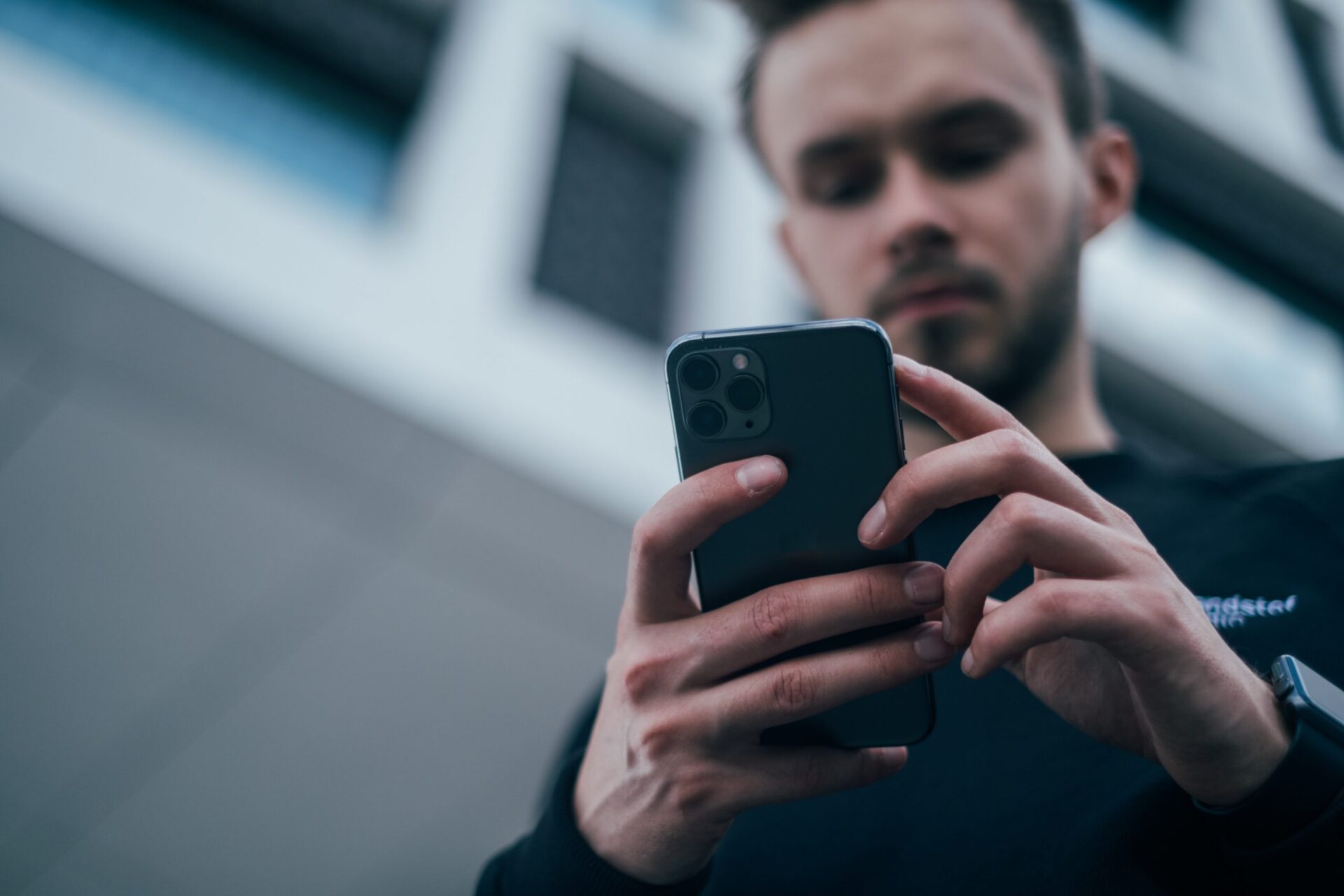 Dlaczego mój telefon sam się wyłącza?