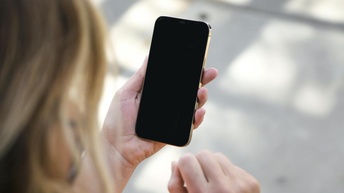 ¿Por qué se oscurece el iPhone al sol?