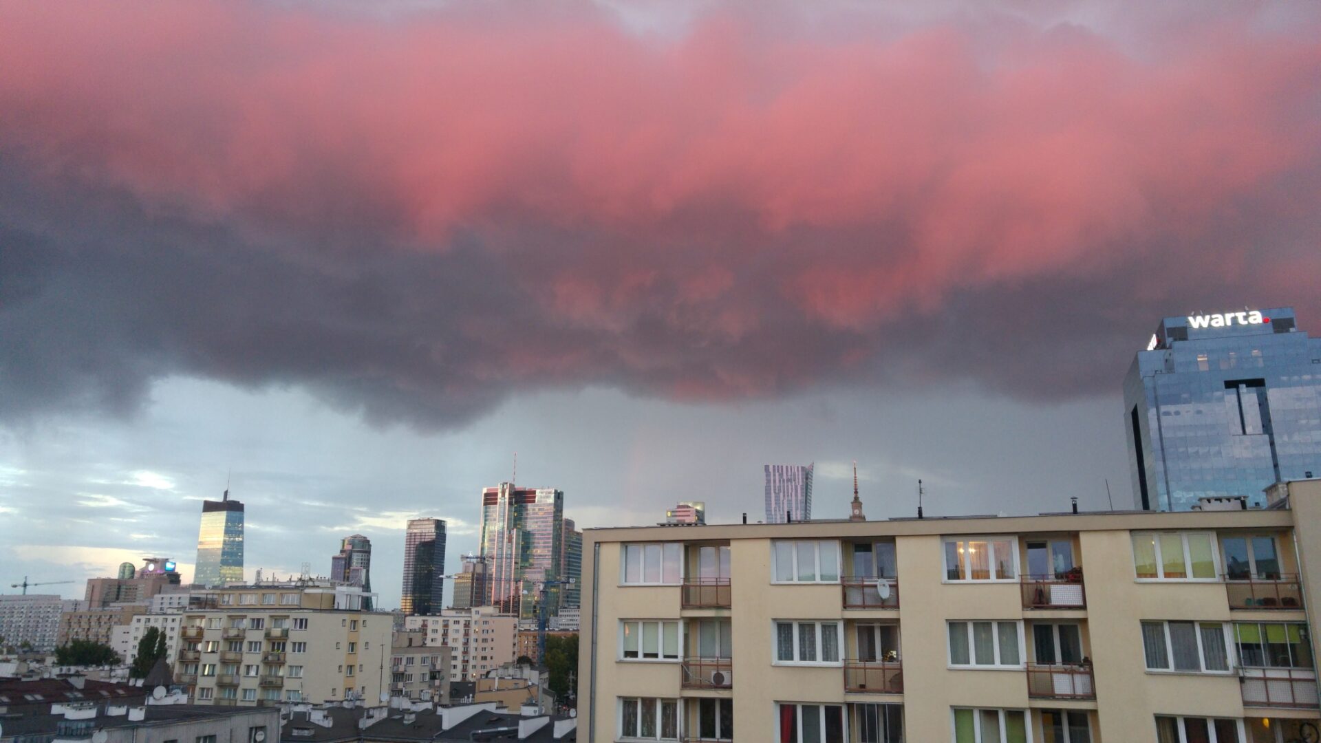 Co oznacza czerwone chmury?