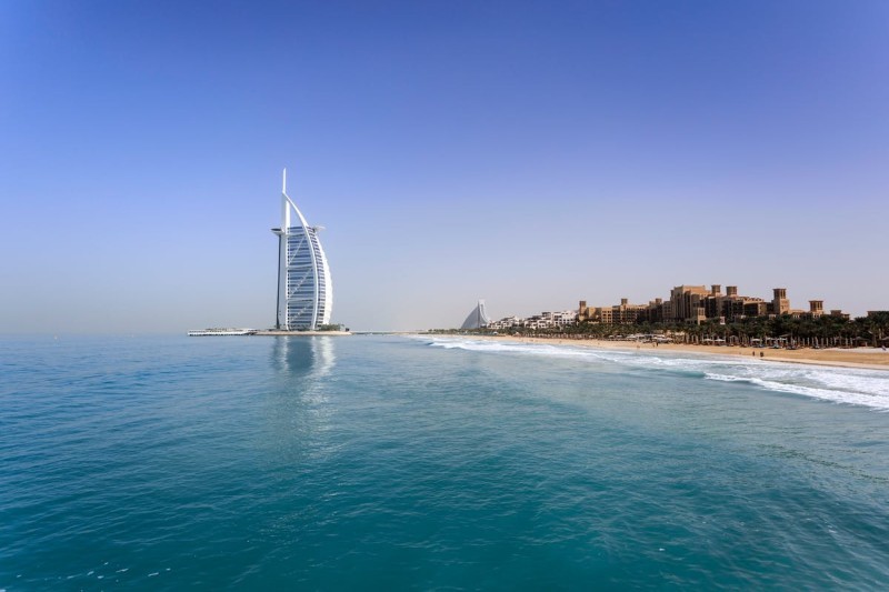 Ile zarabia programista w Dubaju?