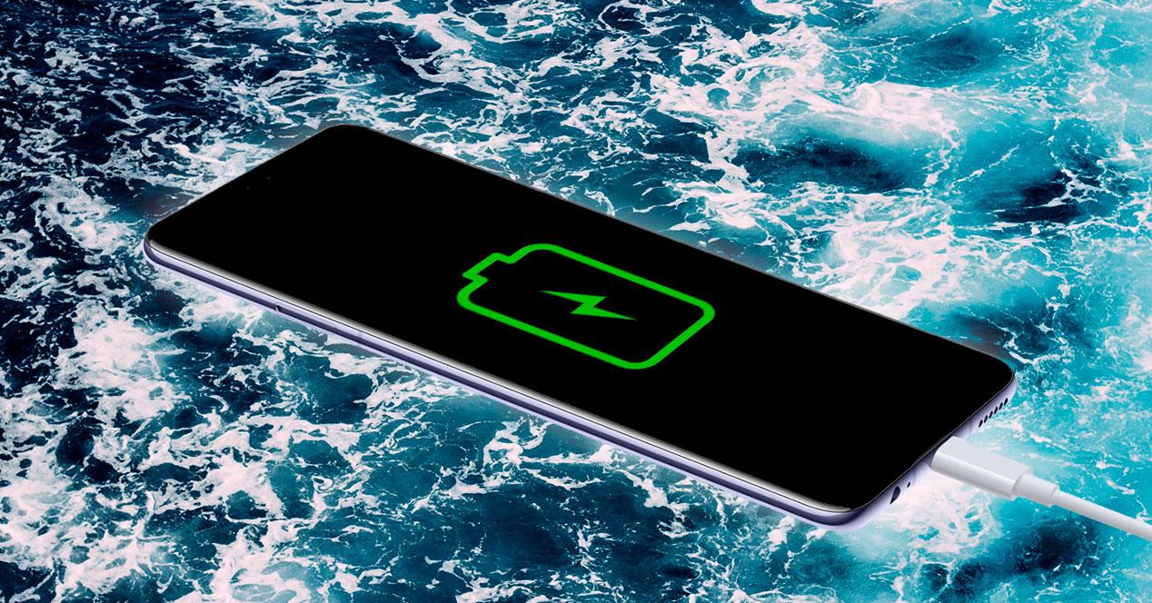 ¿Qué pasa si cargo mi celular cuando está mojado?