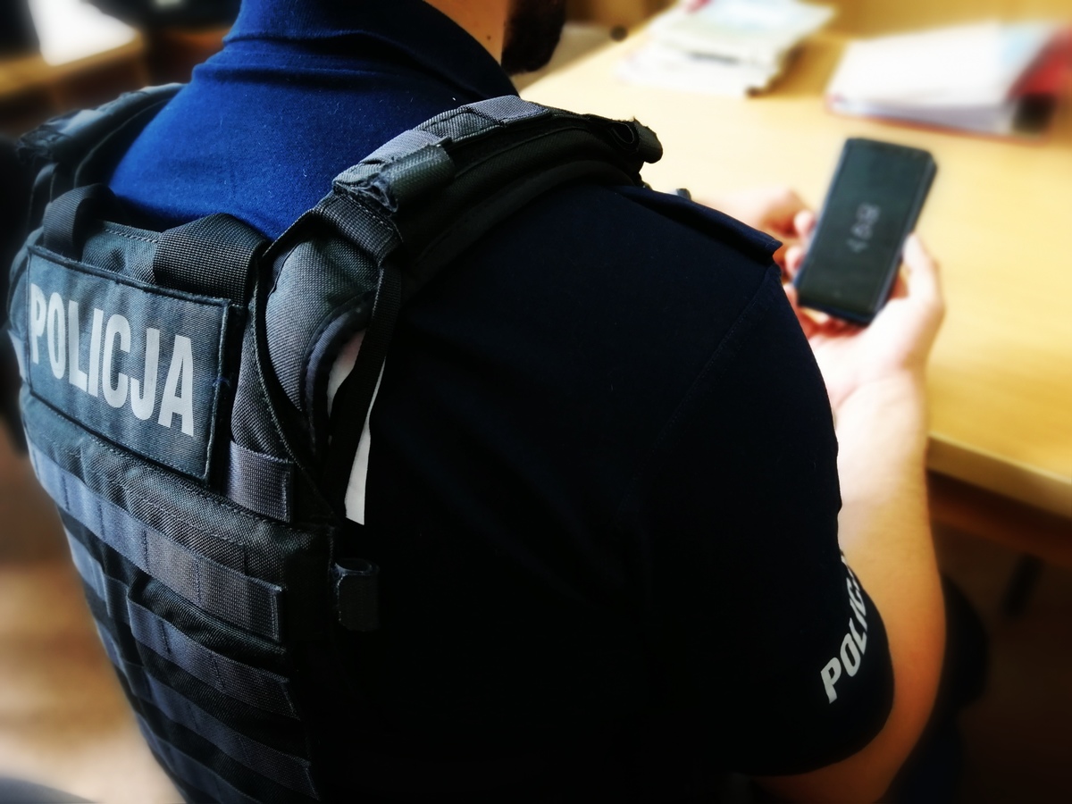 Co policja robi ze znalezionym telefonem?