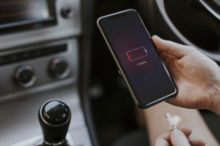 Jak można inaczej naładować telefon bez ładowarki?