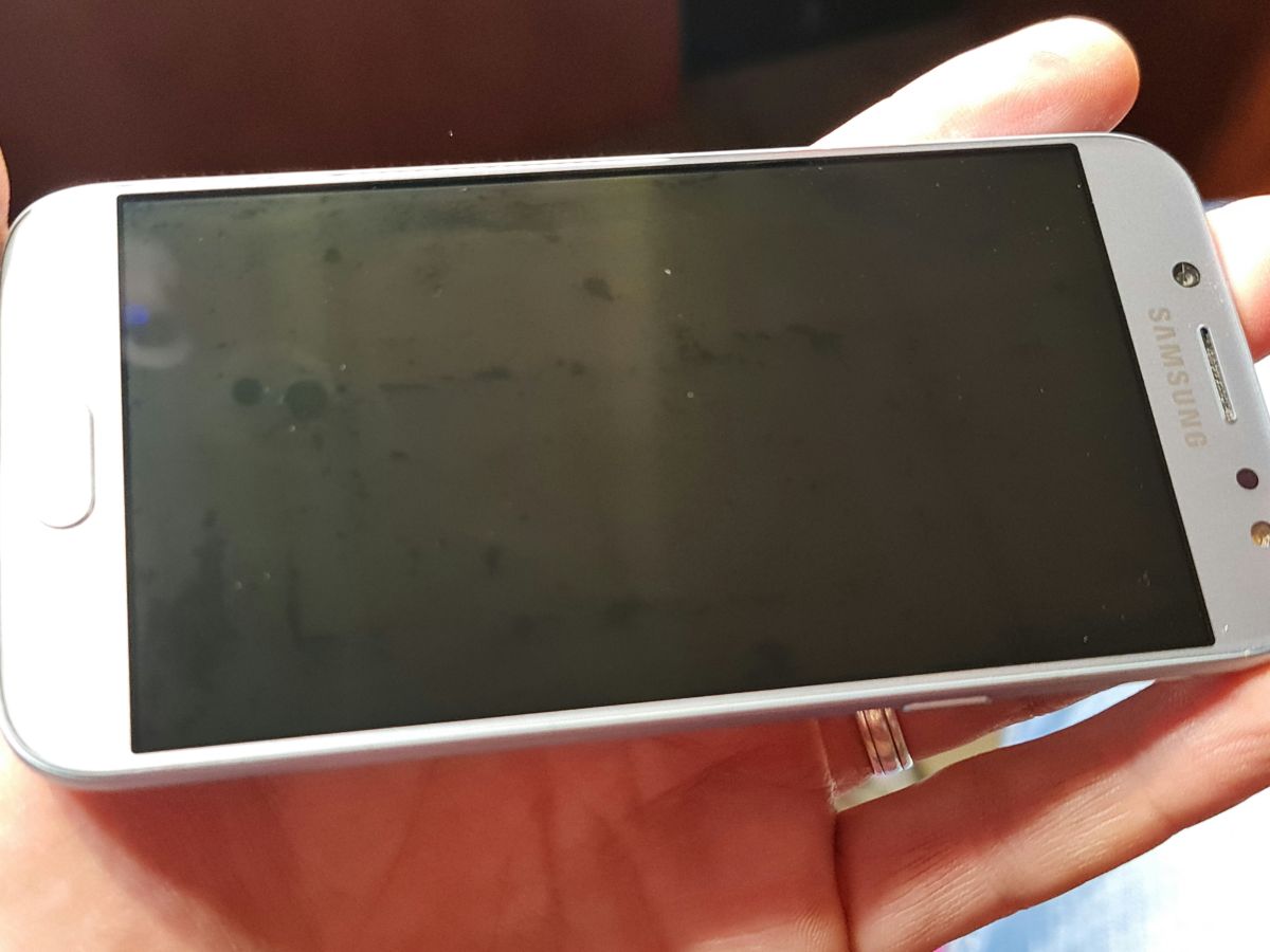 Jak usunąć rozlany ekran w telefonie?