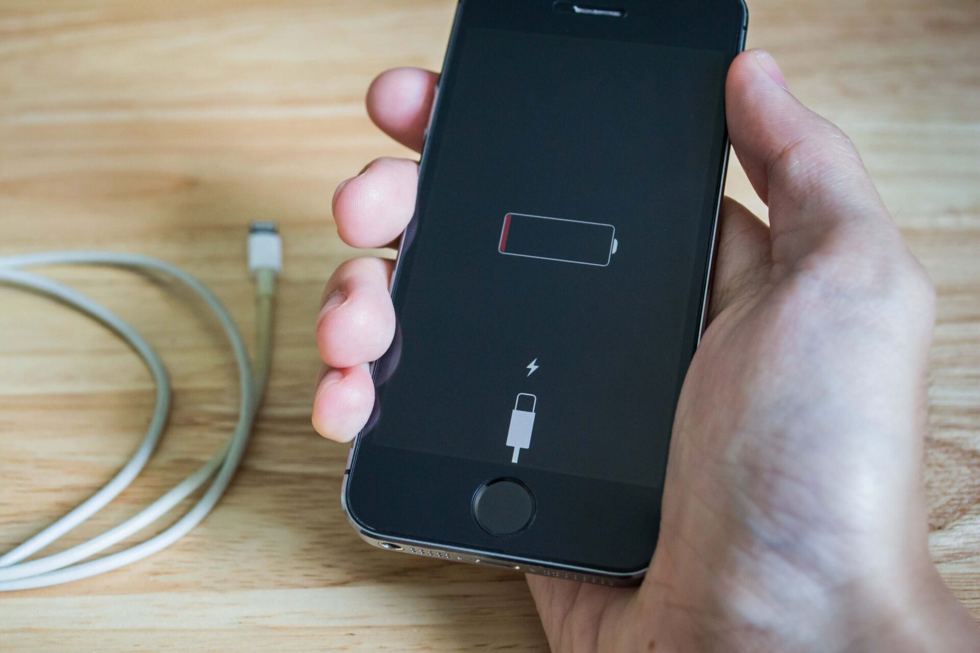 Jak sprawdzić czy rozładowany iPhone się ładuje?