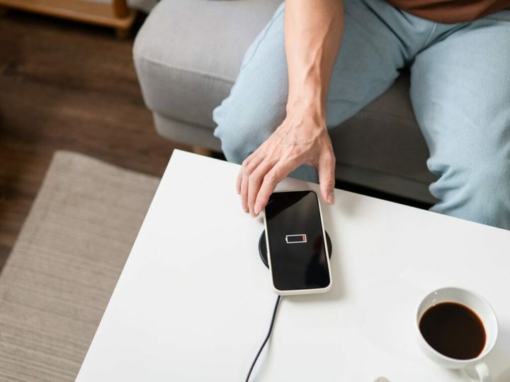 Czy powinno się rozładowywać telefon do zera?