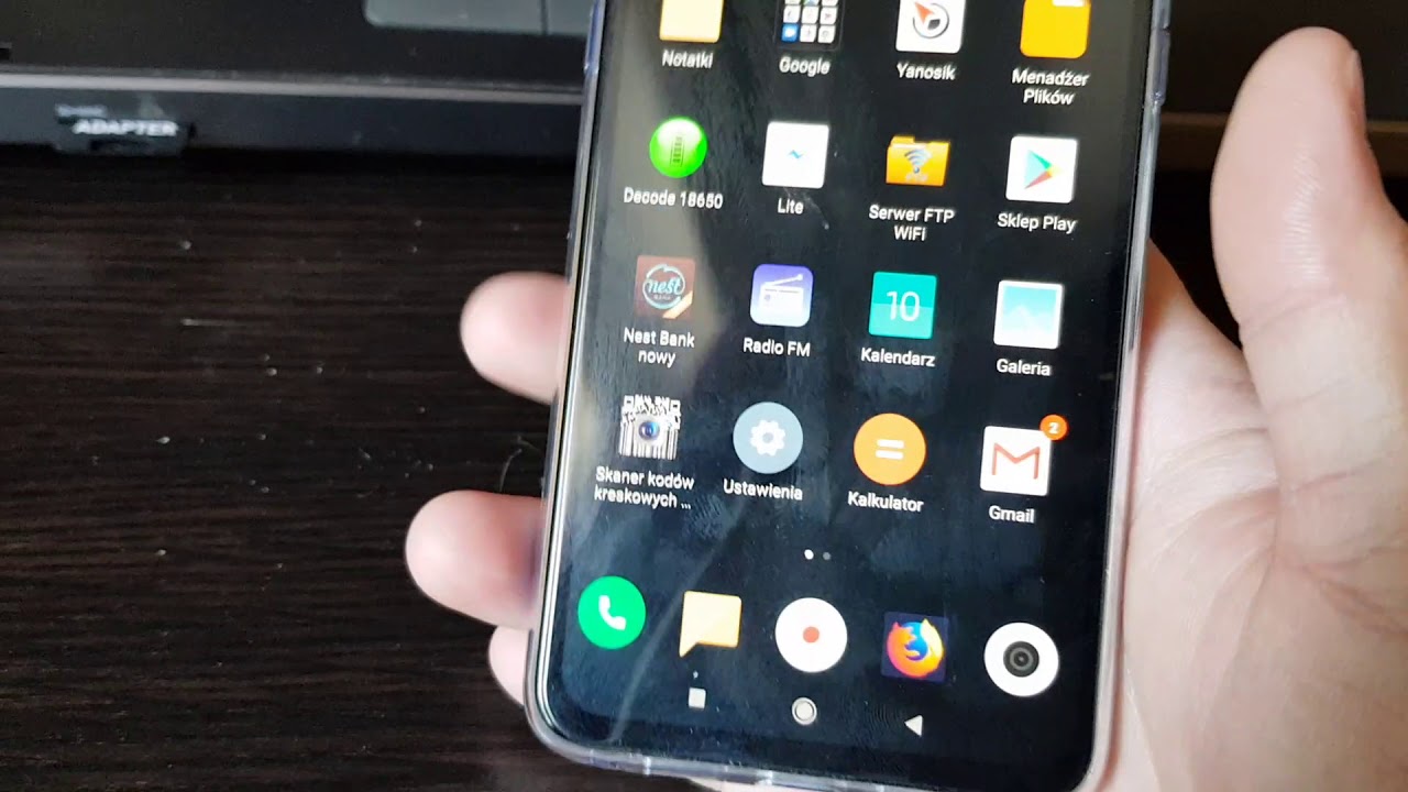 Dlaczego mój telefon sam się włącza?